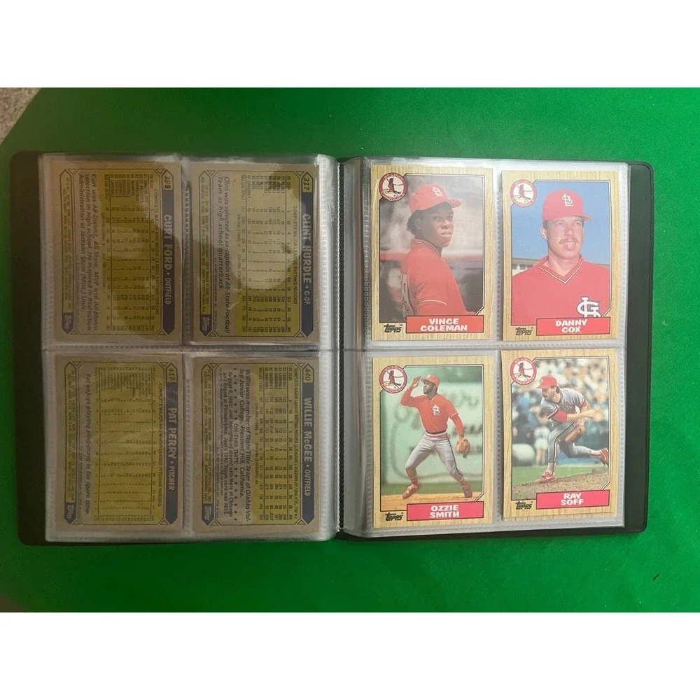 St Louis‎ Cardinals  1987 Topps Team Set with 40 card collector album.